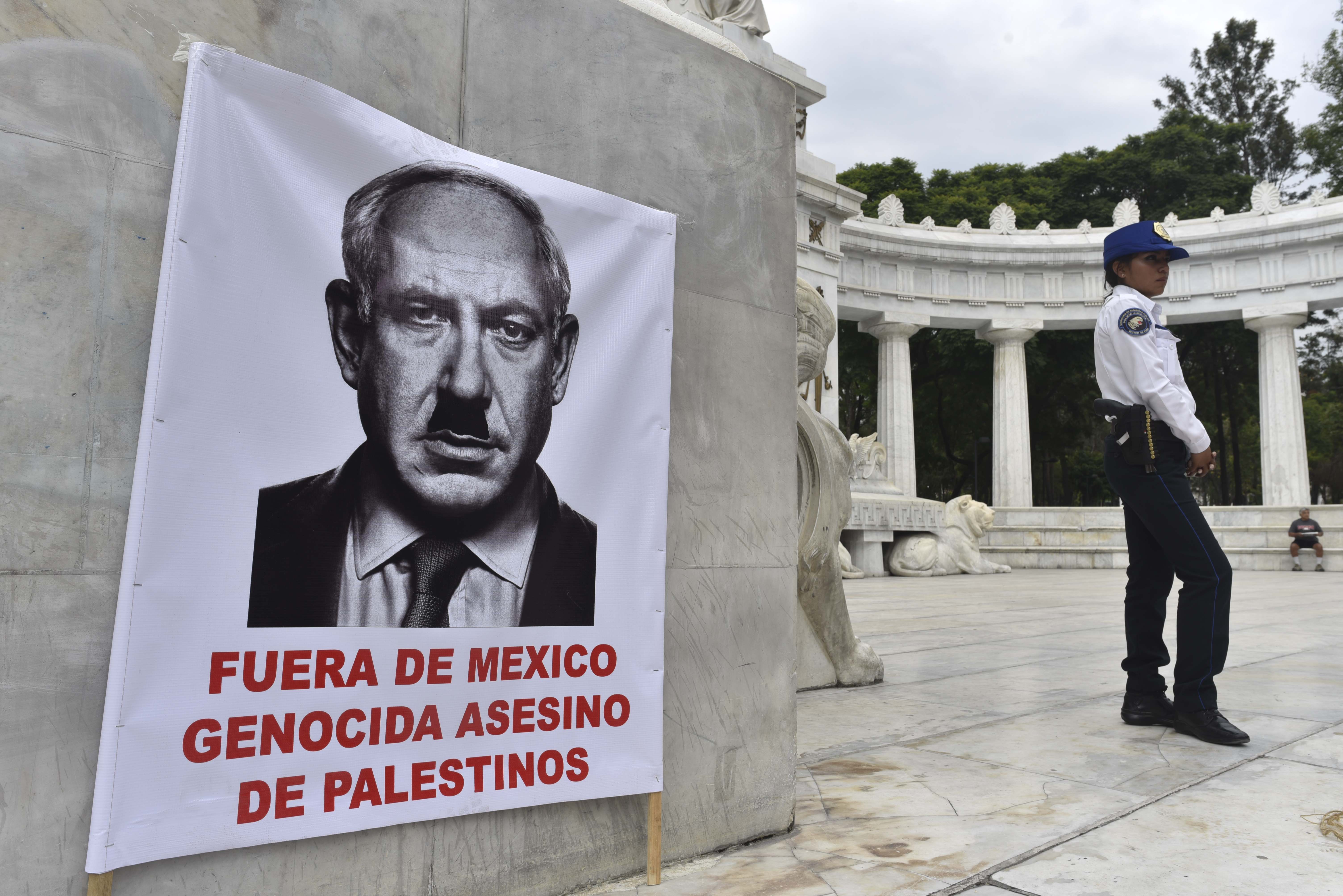 نتنياهو ضيف ثقيل على المكسيك.. مواطنون يستقبلونه بعلم فلسطين وصور الانتهاكات  (8)