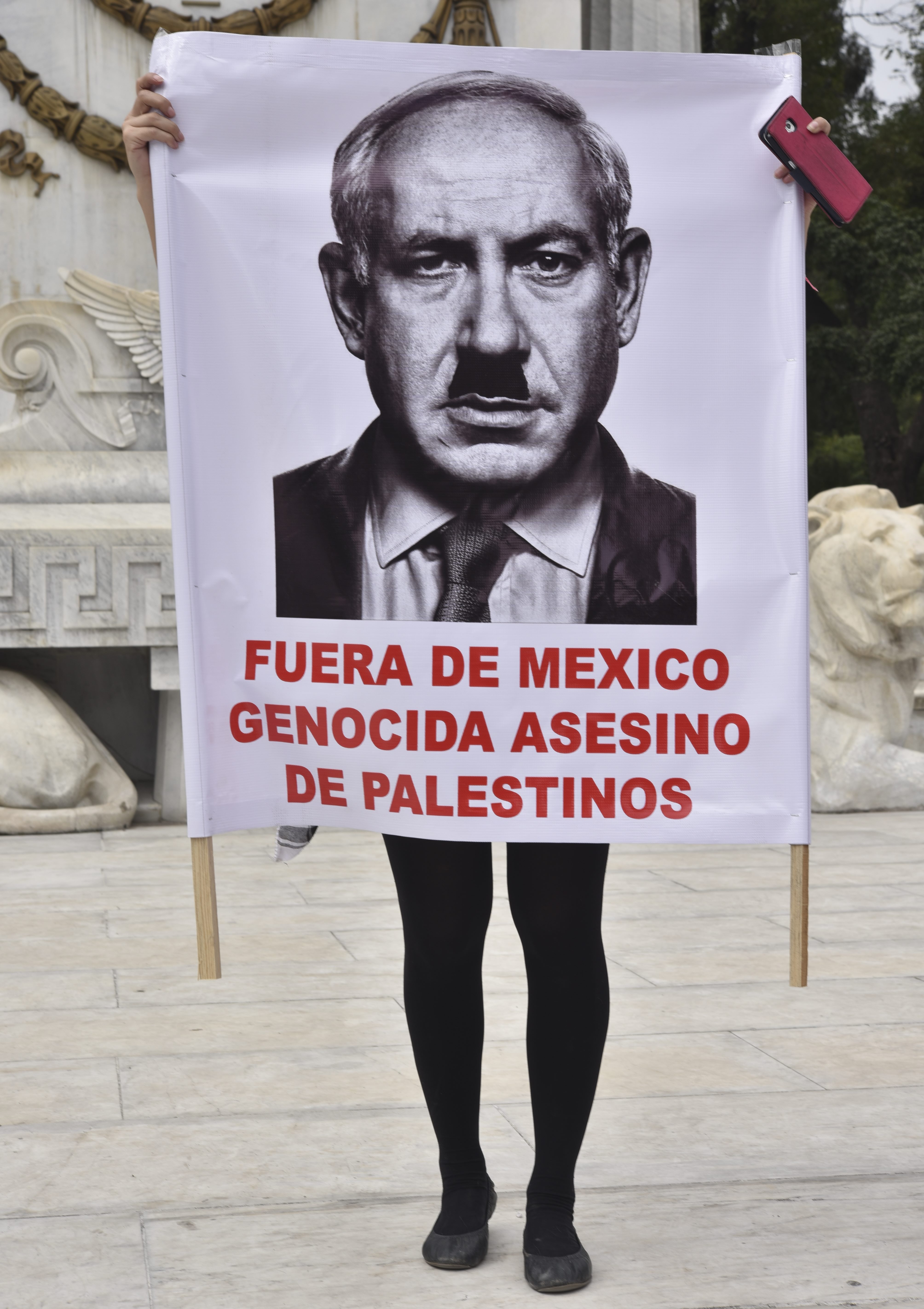 نتنياهو ضيف ثقيل على المكسيك.. مواطنون يستقبلونه بعلم فلسطين وصور الانتهاكات  (10)