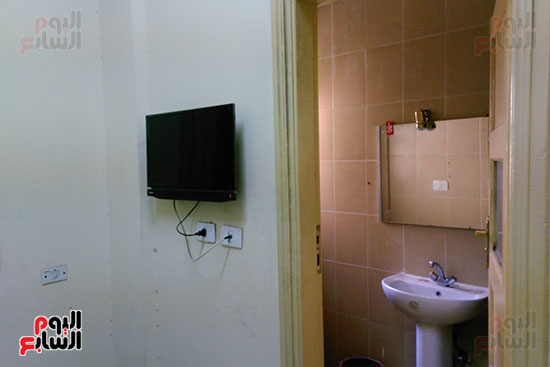 حمام متصل بالغرفة وشاشة LCD