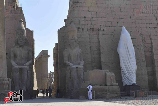 تمثال رمسيس الثانى قبل إزاحته الستار عنه بأيادٍ مصرية