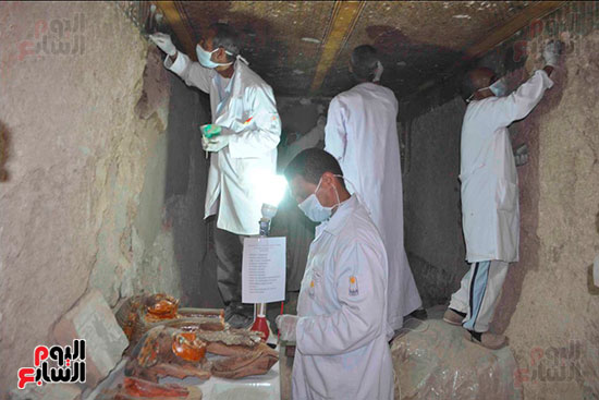 فريق المرممين والأثريين المصريين داخل مقابر البر الغربى