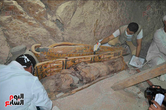 تنظيم التوابيت المكتشفة بالمقابر من فريق الآثار المصرى