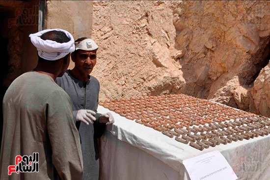 العمال يجهزون التماثيل المكتشفة بمقابر الأقصر بأيادٍ مصرية