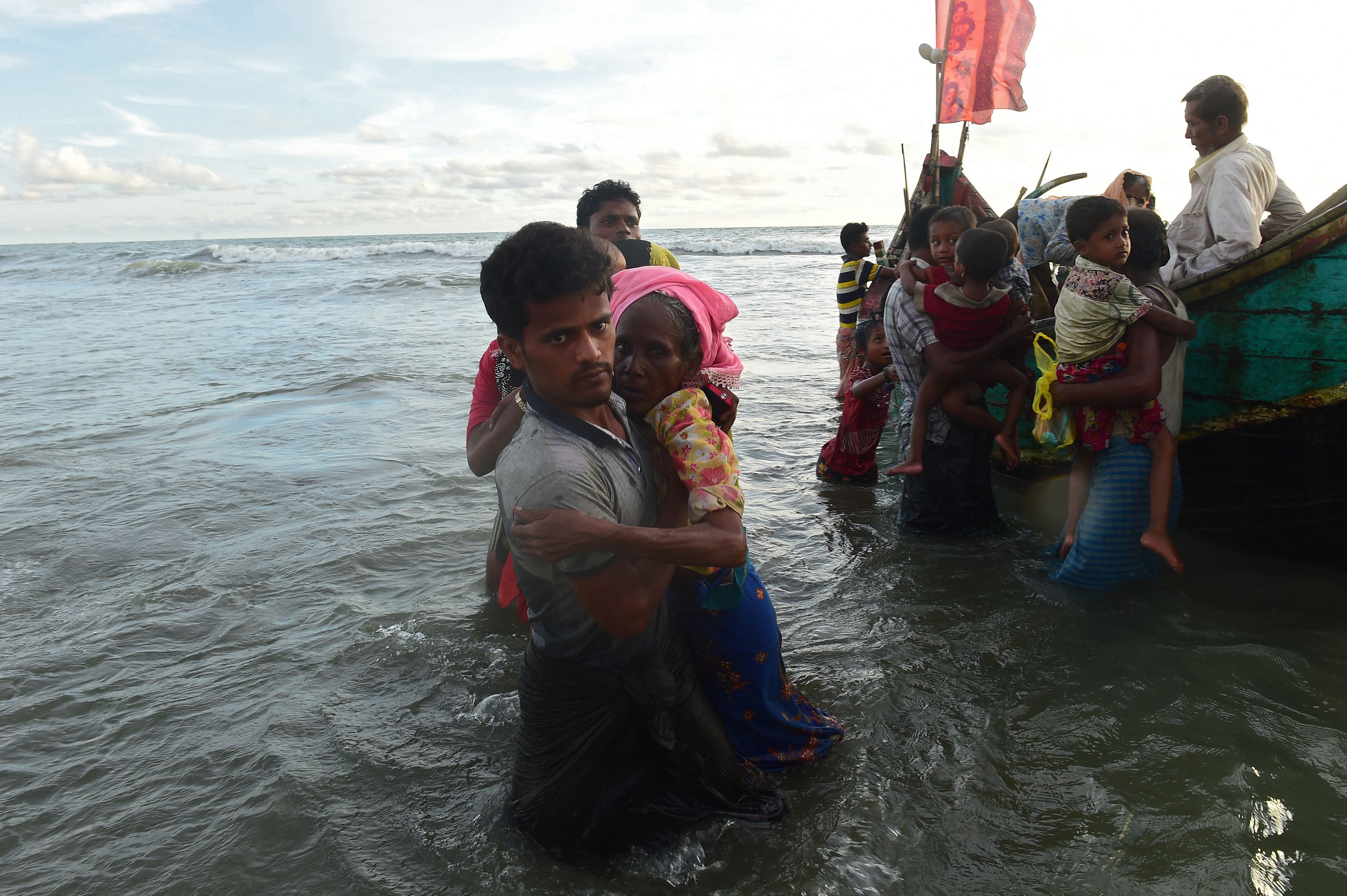 من ينقذ الروهينجا ارتفاع أعداد النازحين إلى بنجلاديش لـ400 ألف مسلم (10)