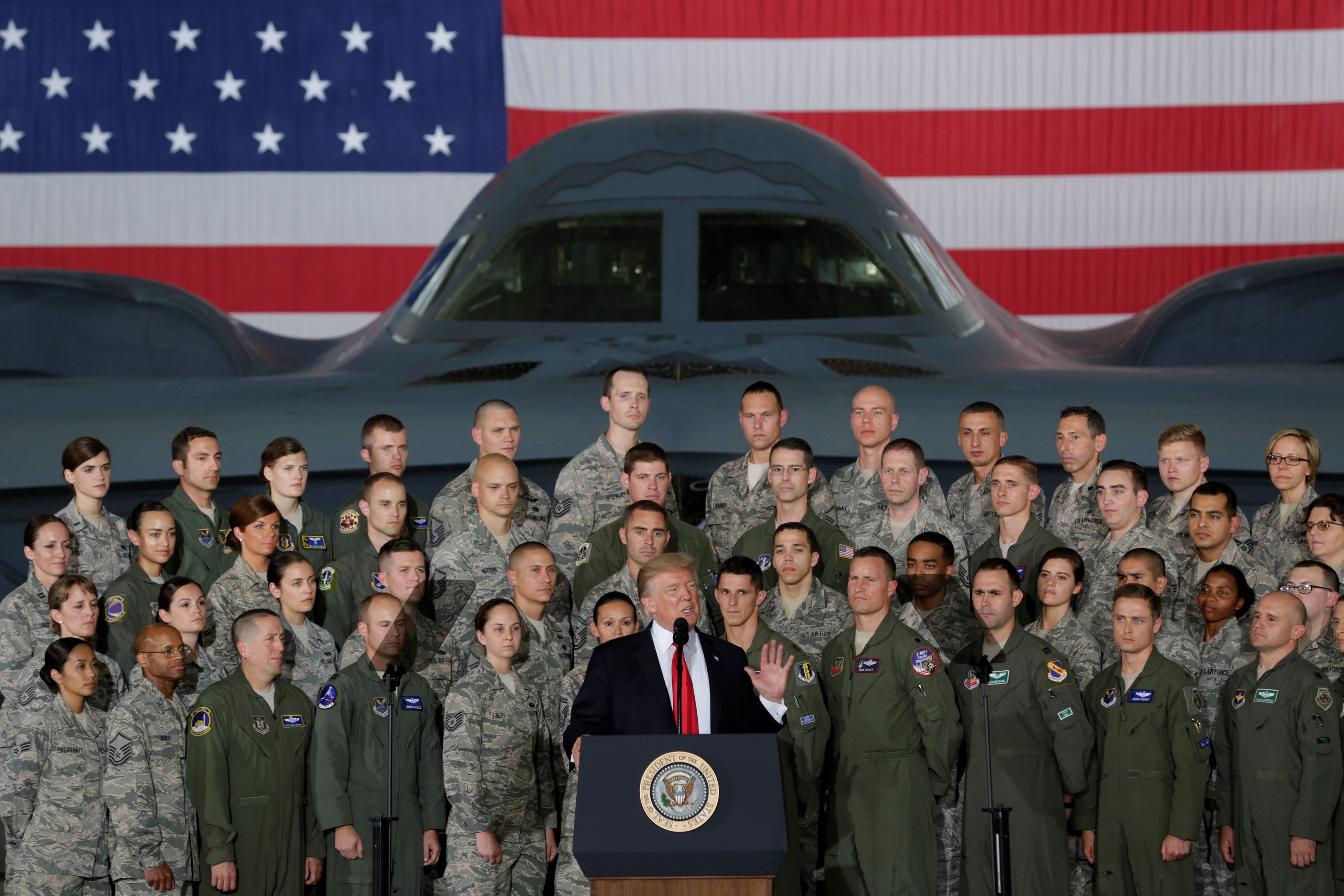 الرئيس الأمريكى وخلفه أفراد القوات الجوية