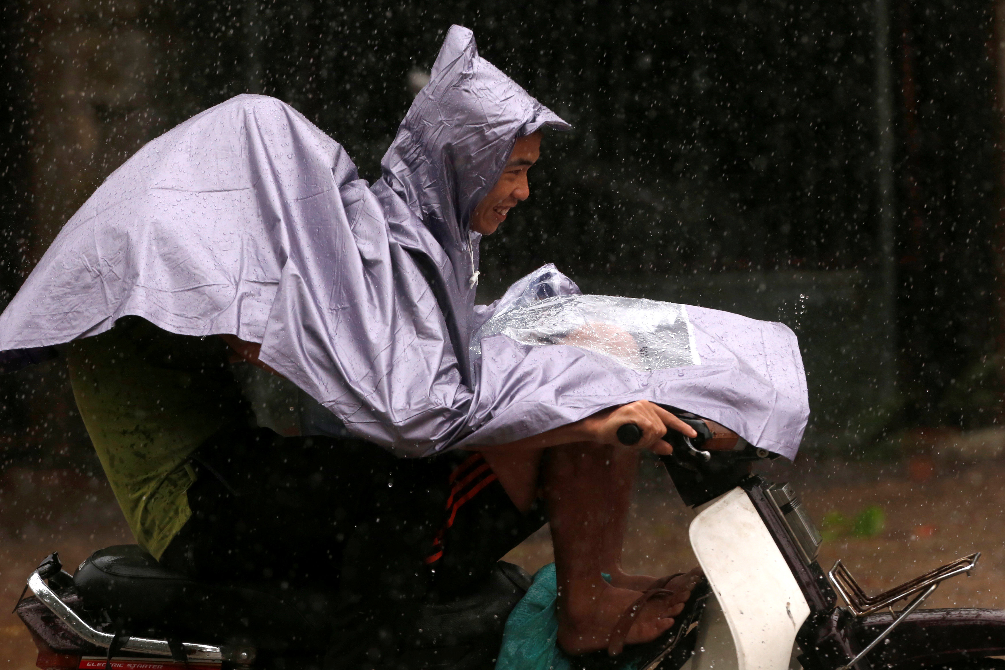 الإعصار دوكسورى يجتاح فيتنام  (2)