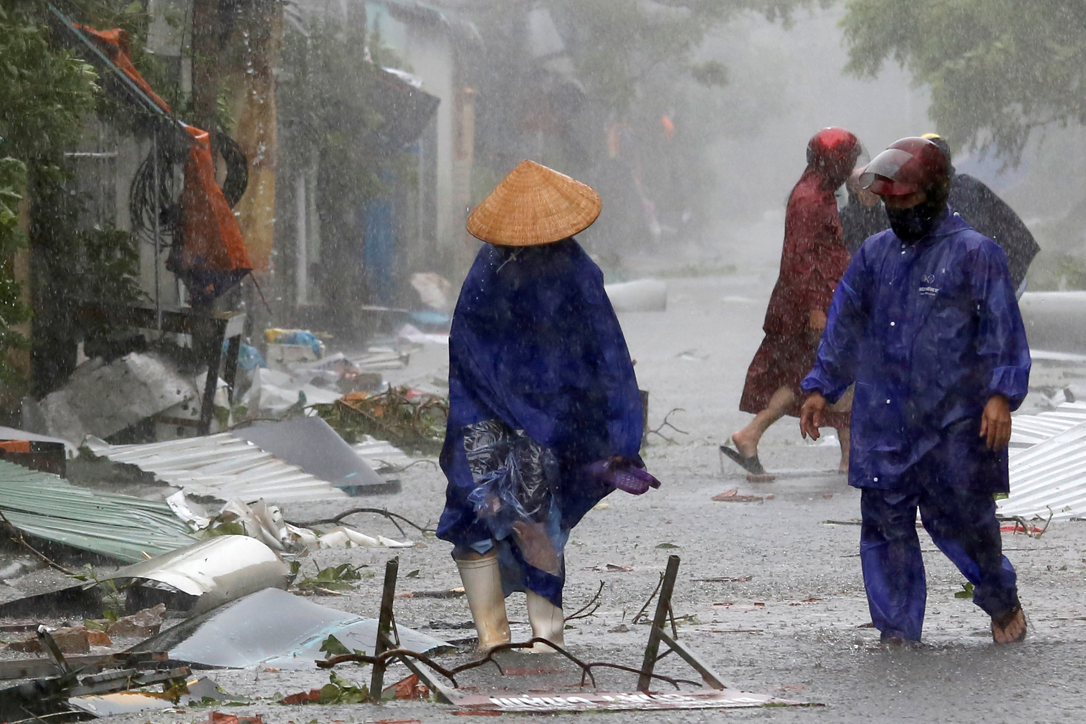 اثار اعصار دوكسورى فى فيتنام
