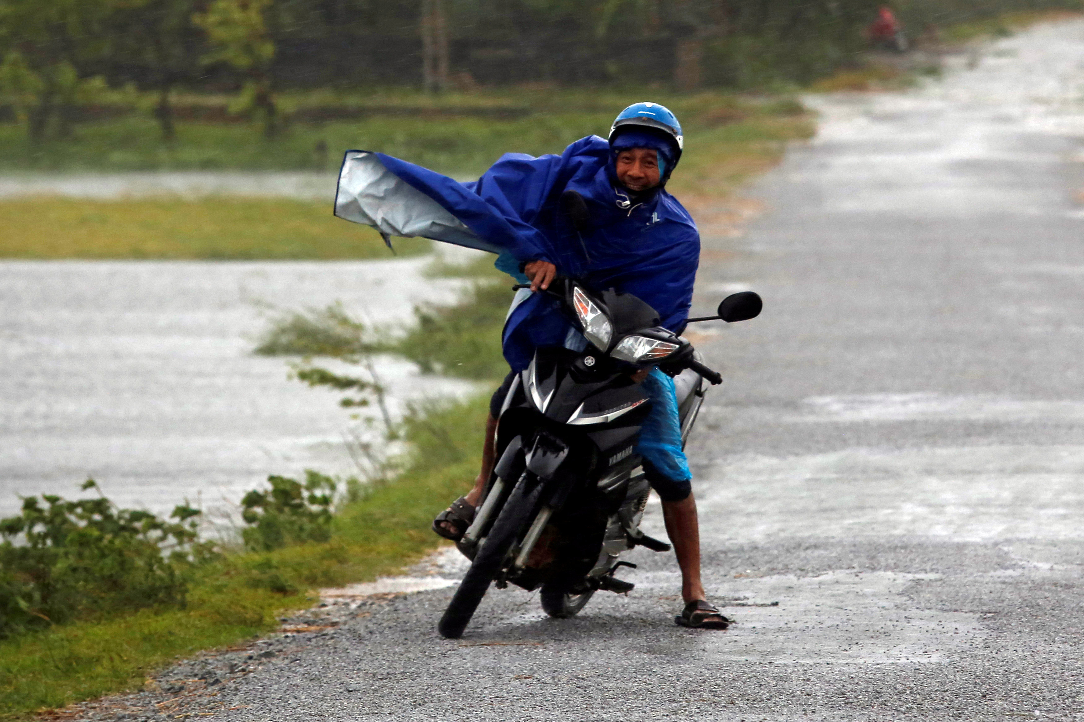 الإعصار دوكسورى يجتاح فيتنام  (7)