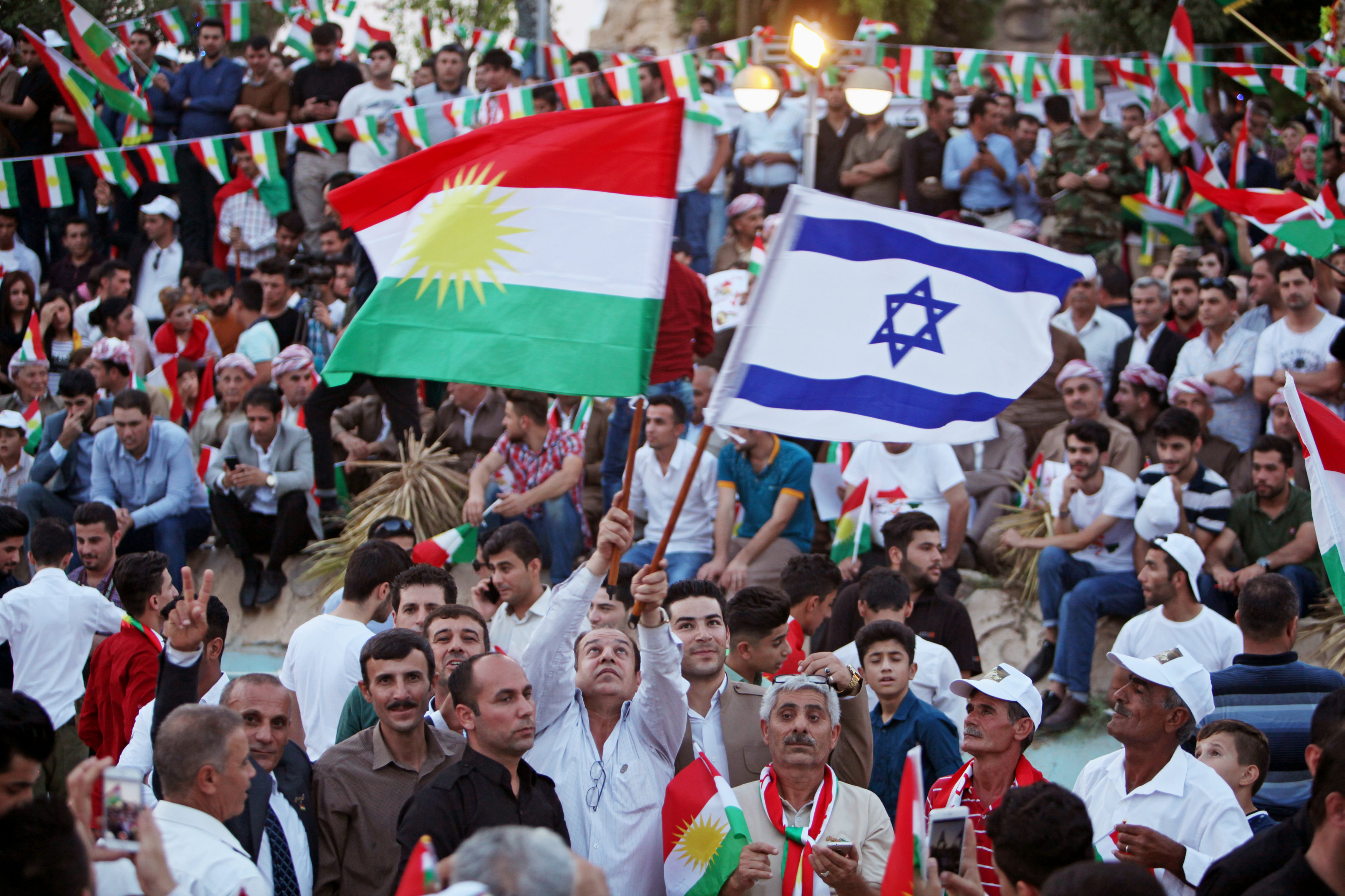 أكراد العراق يستفزون العرب برفع علم إسرائيل فى مسيرة داعمة للانفصال