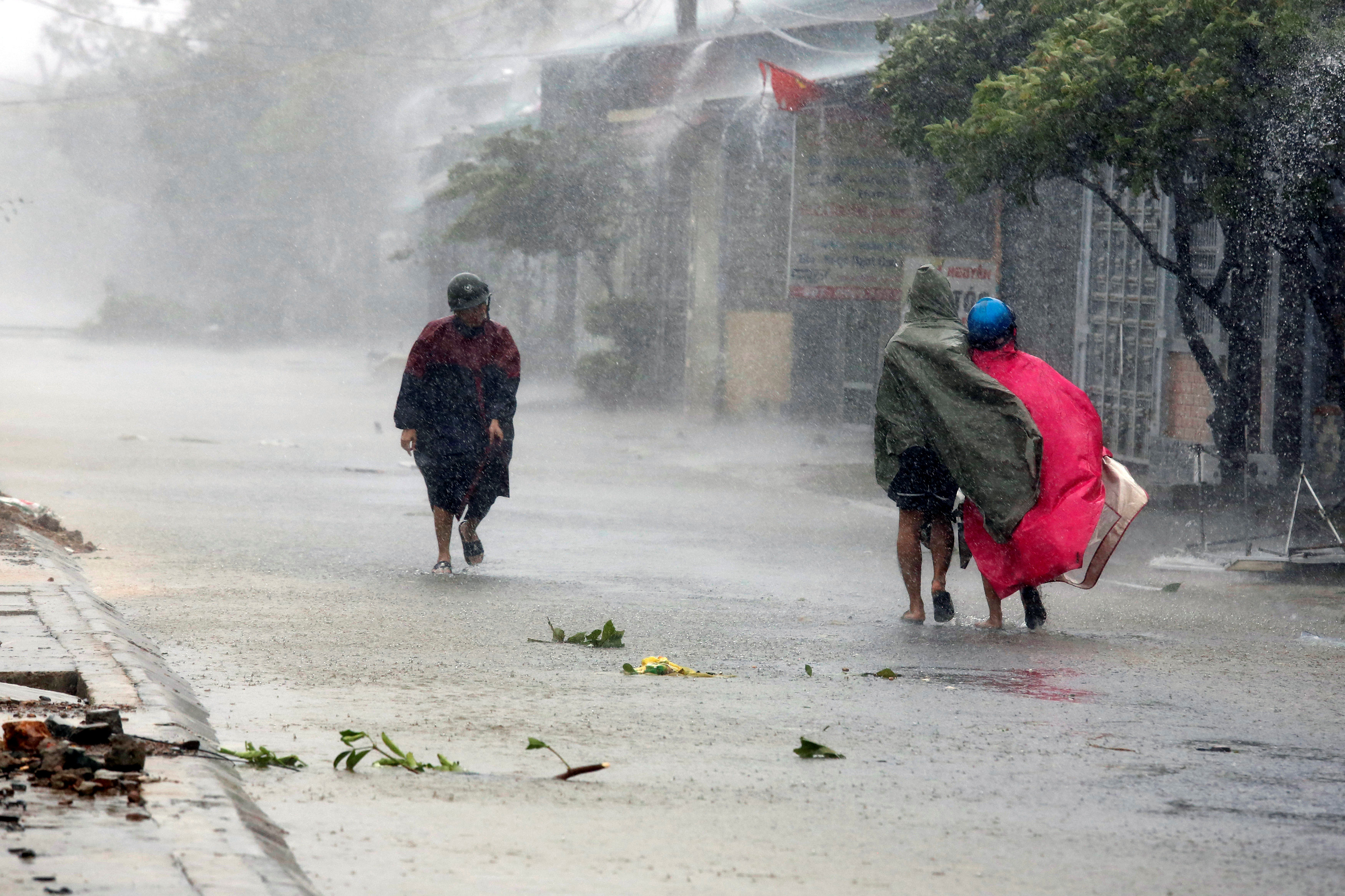 الإعصار دوكسورى يجتاح فيتنام  (10)