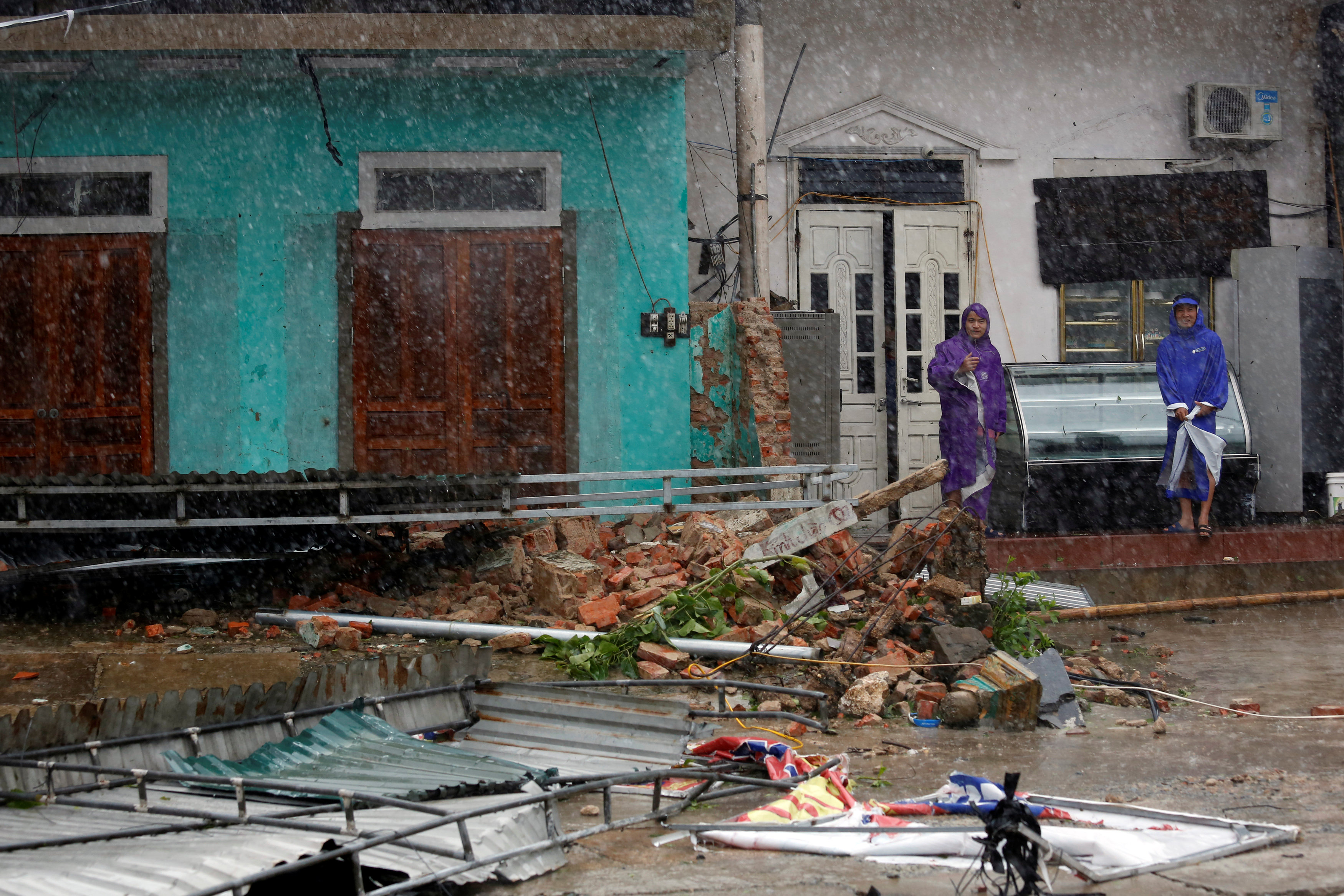 الإعصار دوكسورى يجتاح فيتنام  (11)