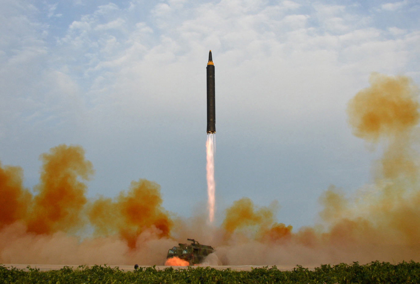 كوريا الشمالية تختبر صاروخا باليستيا متوسط المدى