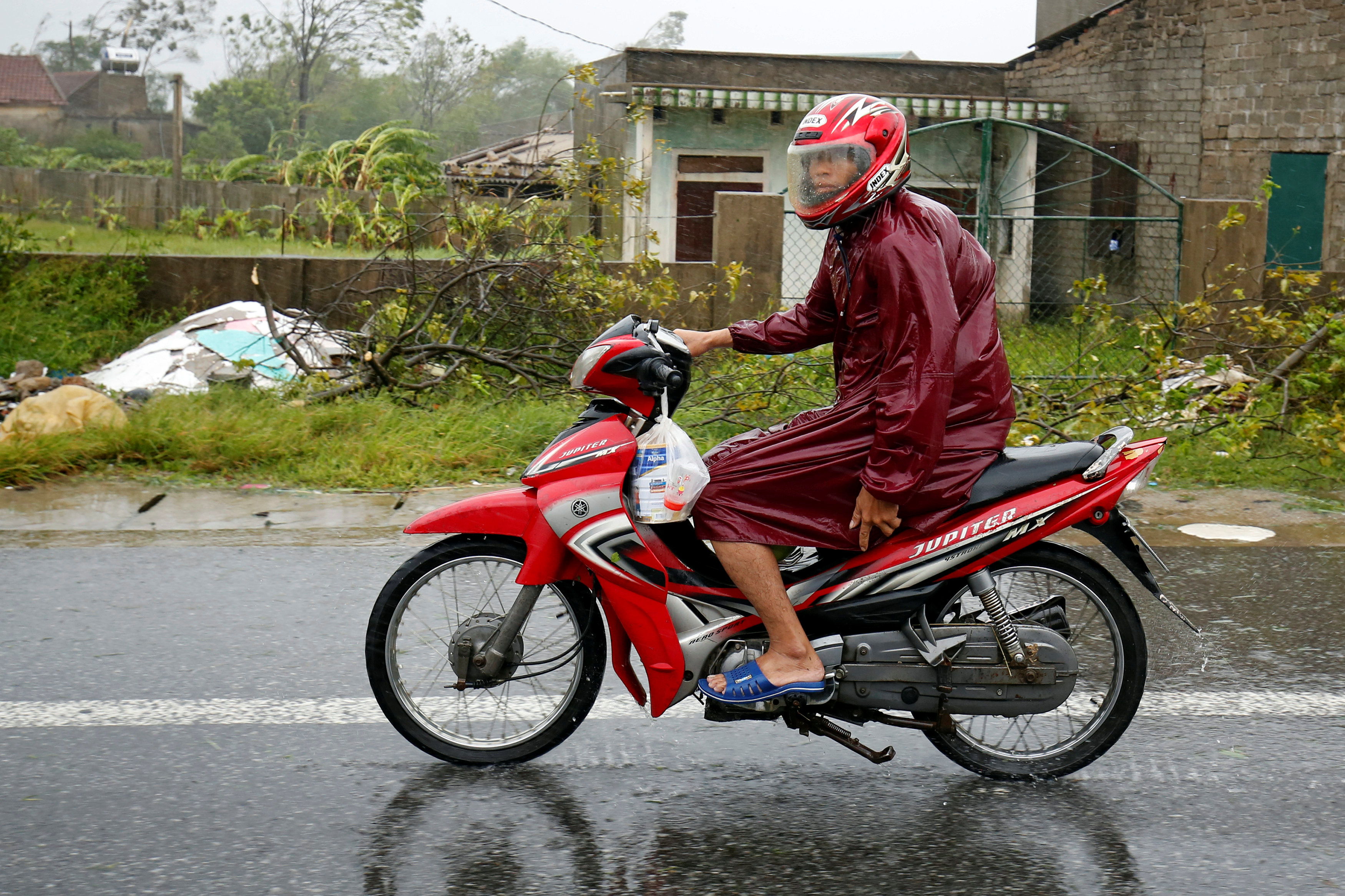 الإعصار دوكسورى يجتاح فيتنام  (6)