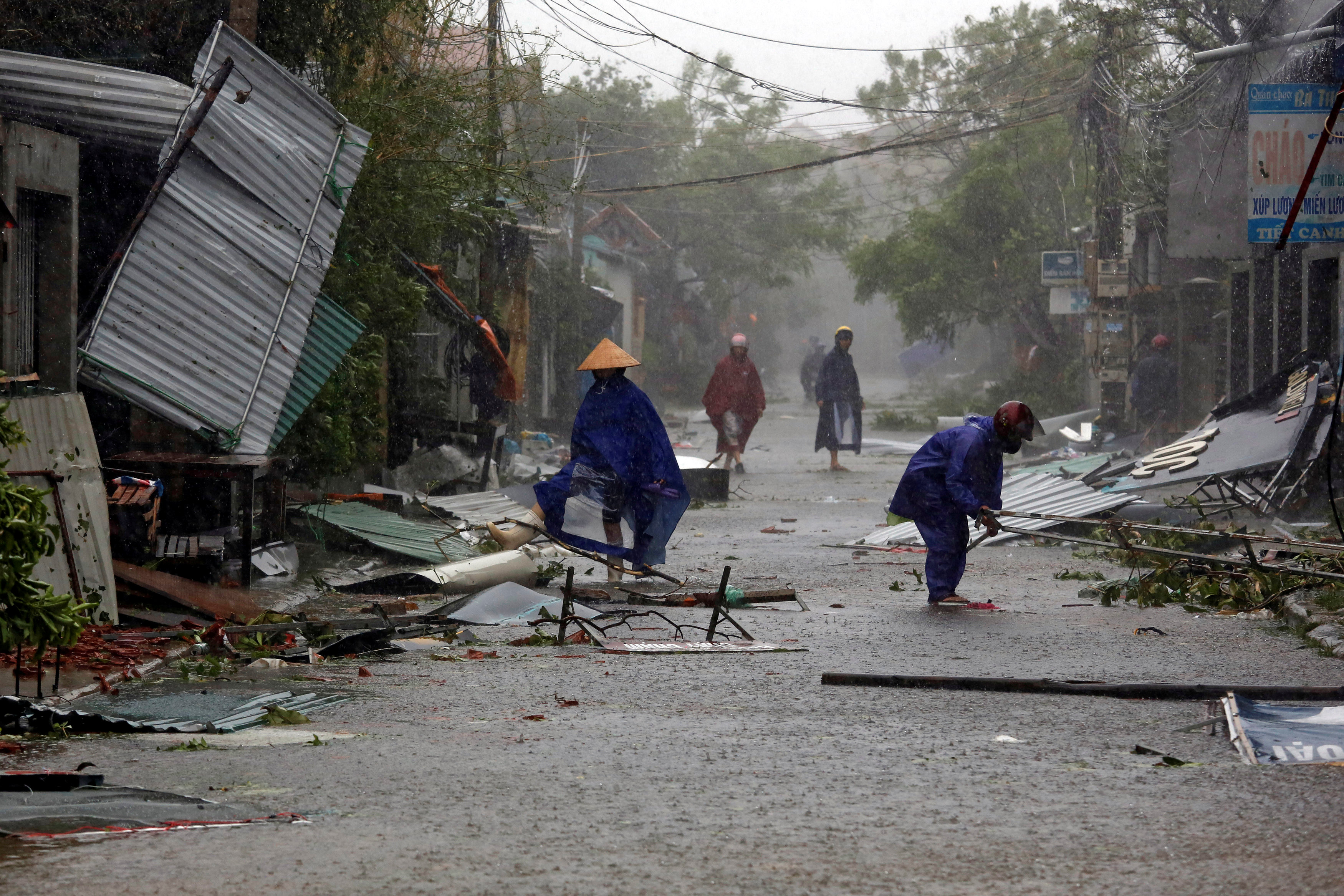 الإعصار دوكسورى يجتاح فيتنام  (15)