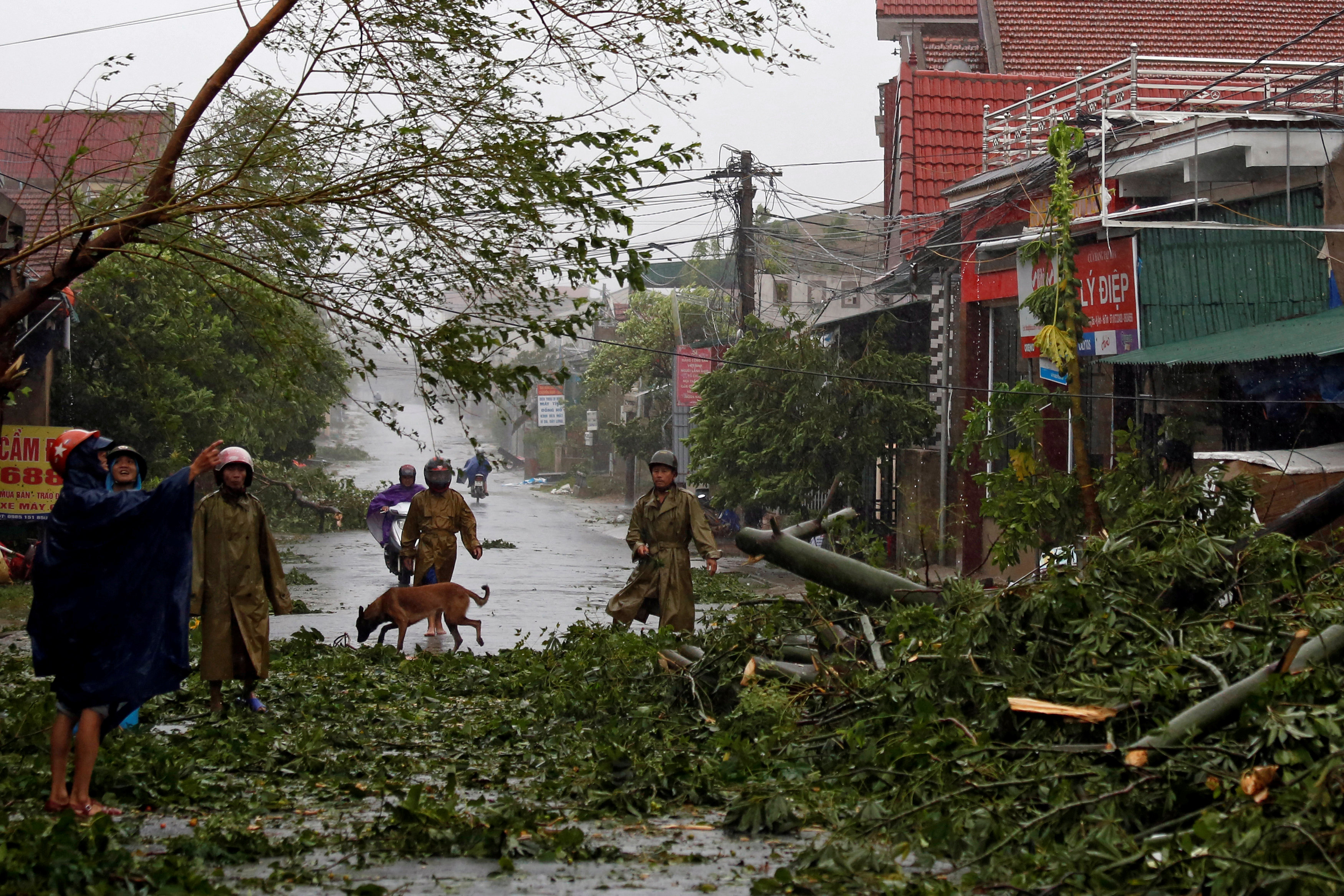 الإعصار دوكسورى يجتاح فيتنام  (14)