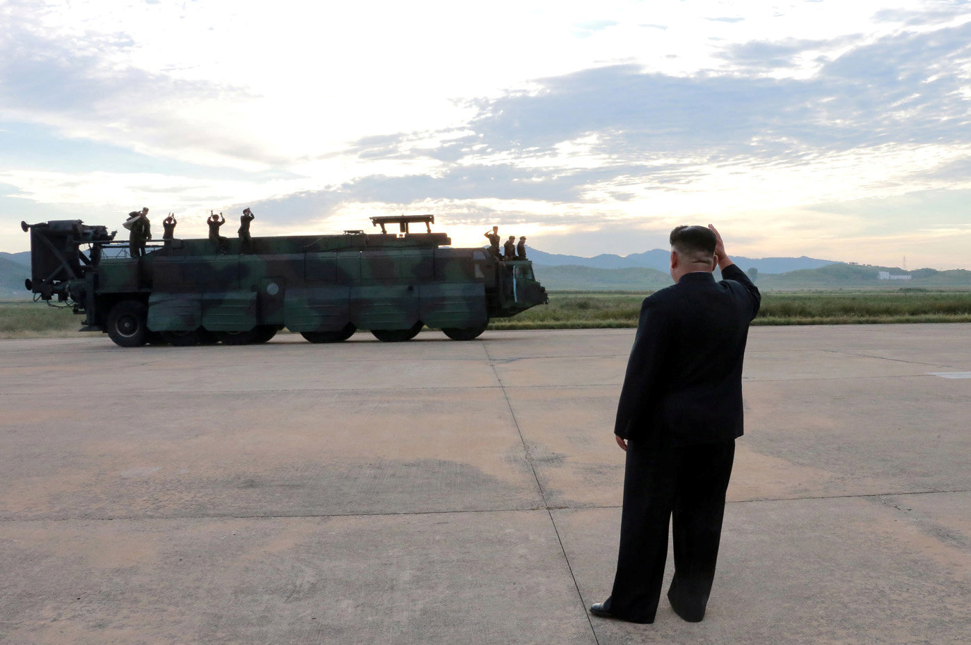 زعيم كوريا الشمالية يحيى جنود جيشه