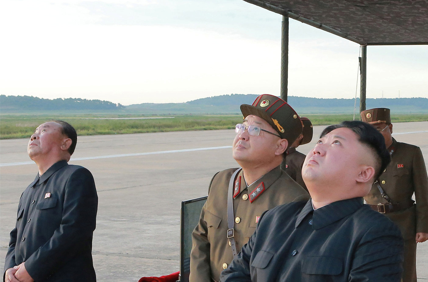 زعيم كوريا الشمالية وقادة الجيش يتابعون الصاروخ الباليستى