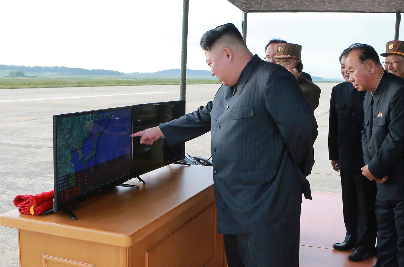 زعيم كوريا الشمالية يشير لموقع الصاروخ عبر الرادار