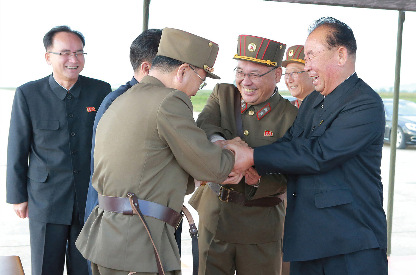 احتفال قادة الجيش الكورى الشمالى بالتجربة الصاورخية
