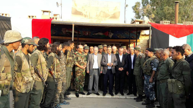 صورة تذكارية للوزراء السوريين مع الجيش فى دير الزور