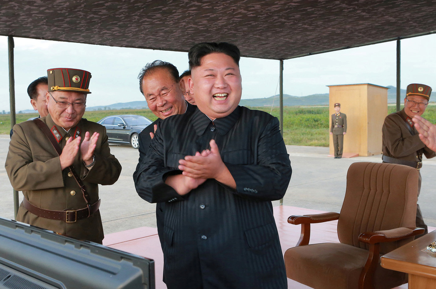 زعيم كوريا الشمالية يصفق عقب نجاح التجربة الصاروخية