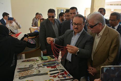 وزير الاتصالات ومحافظ جنوب سيناء يتفقدان المشغولات اليدوية