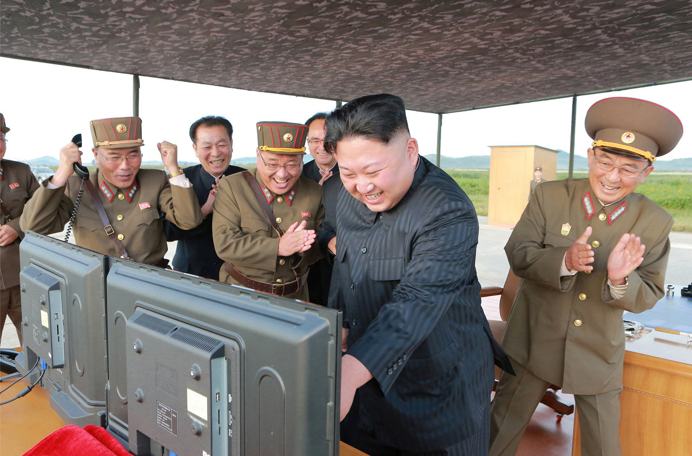 زعيم كوريا الشمالية يتابع التجربة الصاروخية عبر الردار