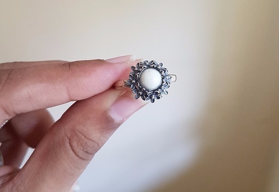 خاتم من الفضة مع لبن الأم