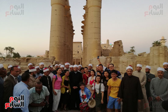  وزير الأوقاف يلتقط صور تذكارية مع السائحين بمعبد الأقصر