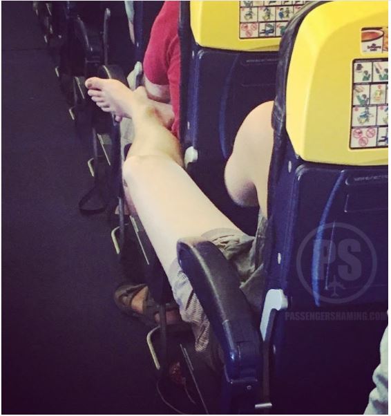 مسافرة تضع قدمها على يد المقعد