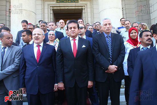خالد عبد الغفار  يشهد أداء تحية العلم والنشيد الوطنى بجامعة القاهرة (2)