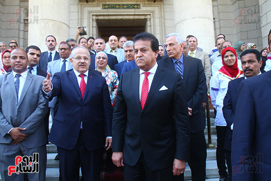 خالد عبد الغفار  يشهد أداء تحية العلم والنشيد الوطنى بجامعة القاهرة (3)