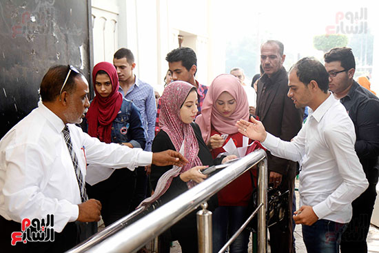 خالد عبد الغفار يشهد أداء تحية العلم وطابور عرض لطلاب جامعة عين شمس  (2)