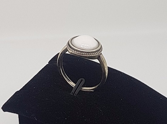 خاتم مصنوع من لبن الأم مع الفضة