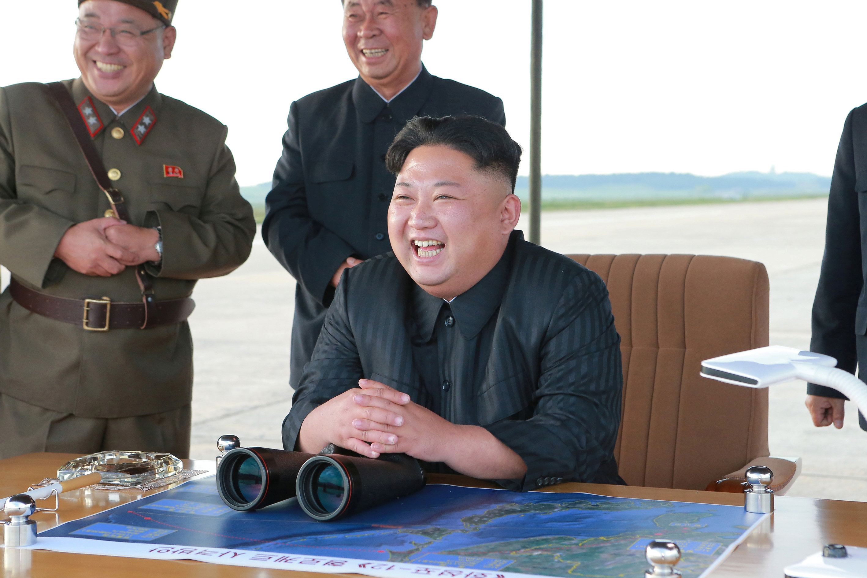 لحظات فرح زعيم كوريا الشمالية بالتجربة الصاروخية