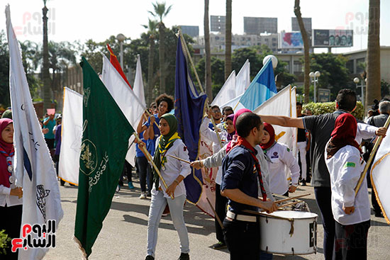  طلاب جامعة عين شمس يحتفلون ببداية العام الدراسى
