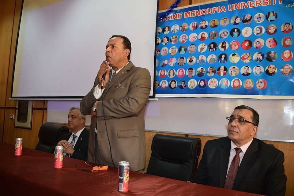 رئيس جامعة المنوفية يشهد تحية العلم مع الطلاب  (1)