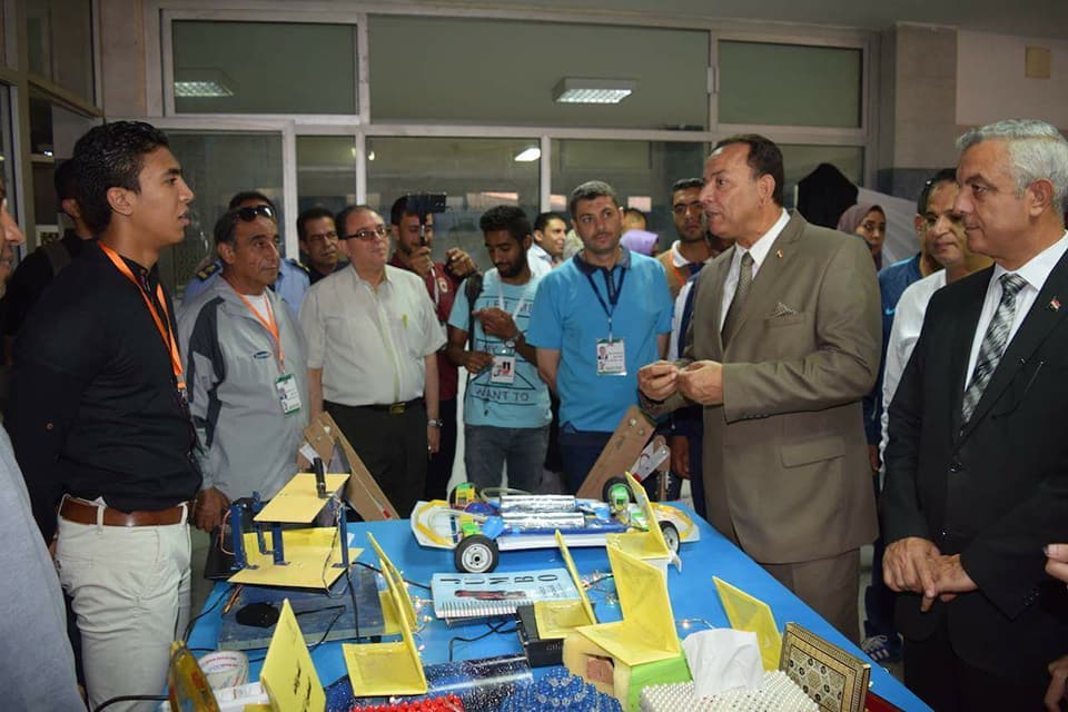 رئيس جامعة المنوفية يشهد تحية العلم مع الطلاب  (3)