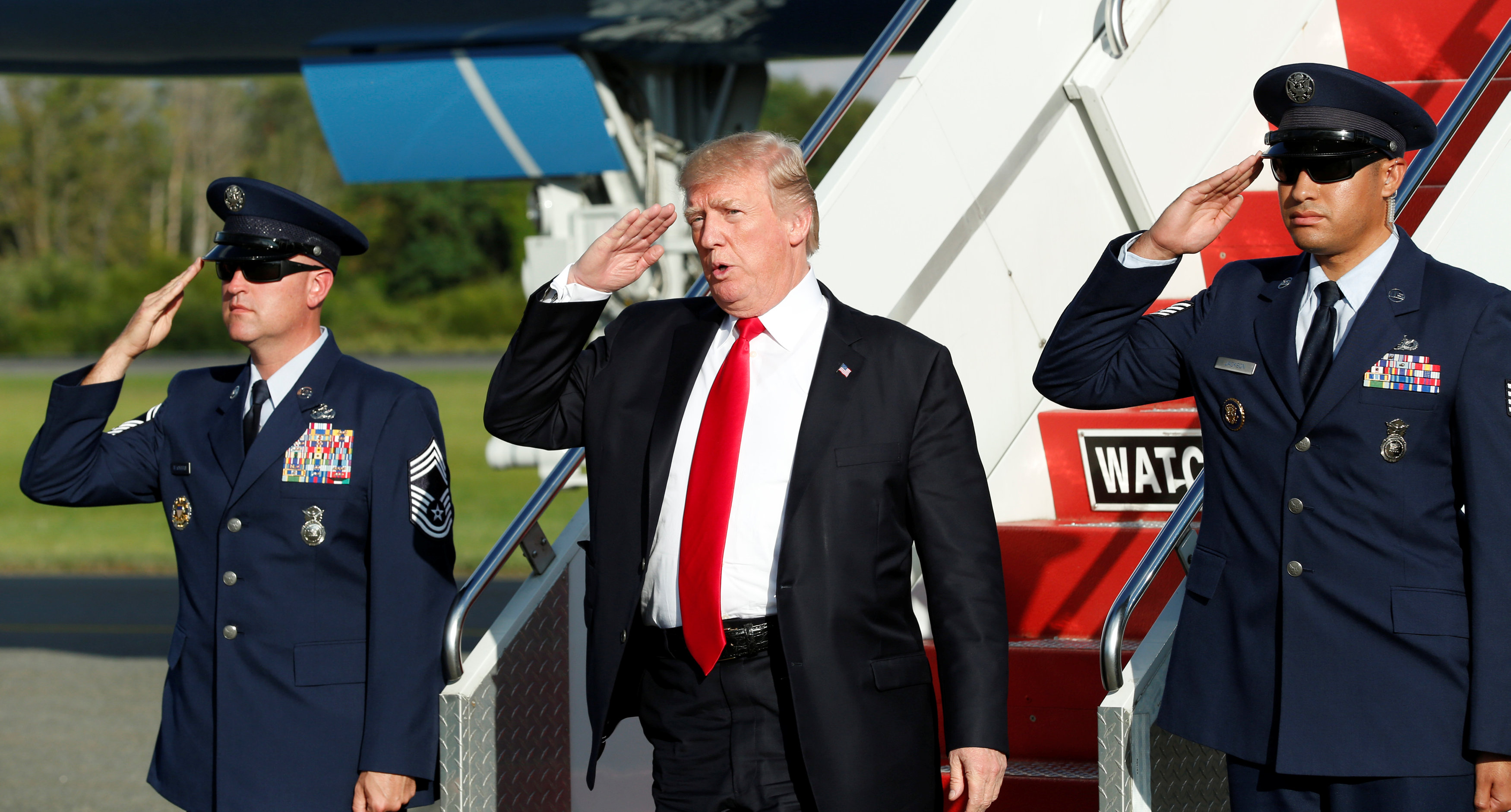 ترامب يؤدى التحية العسكرية أثناء أداء النشيد الوطنى