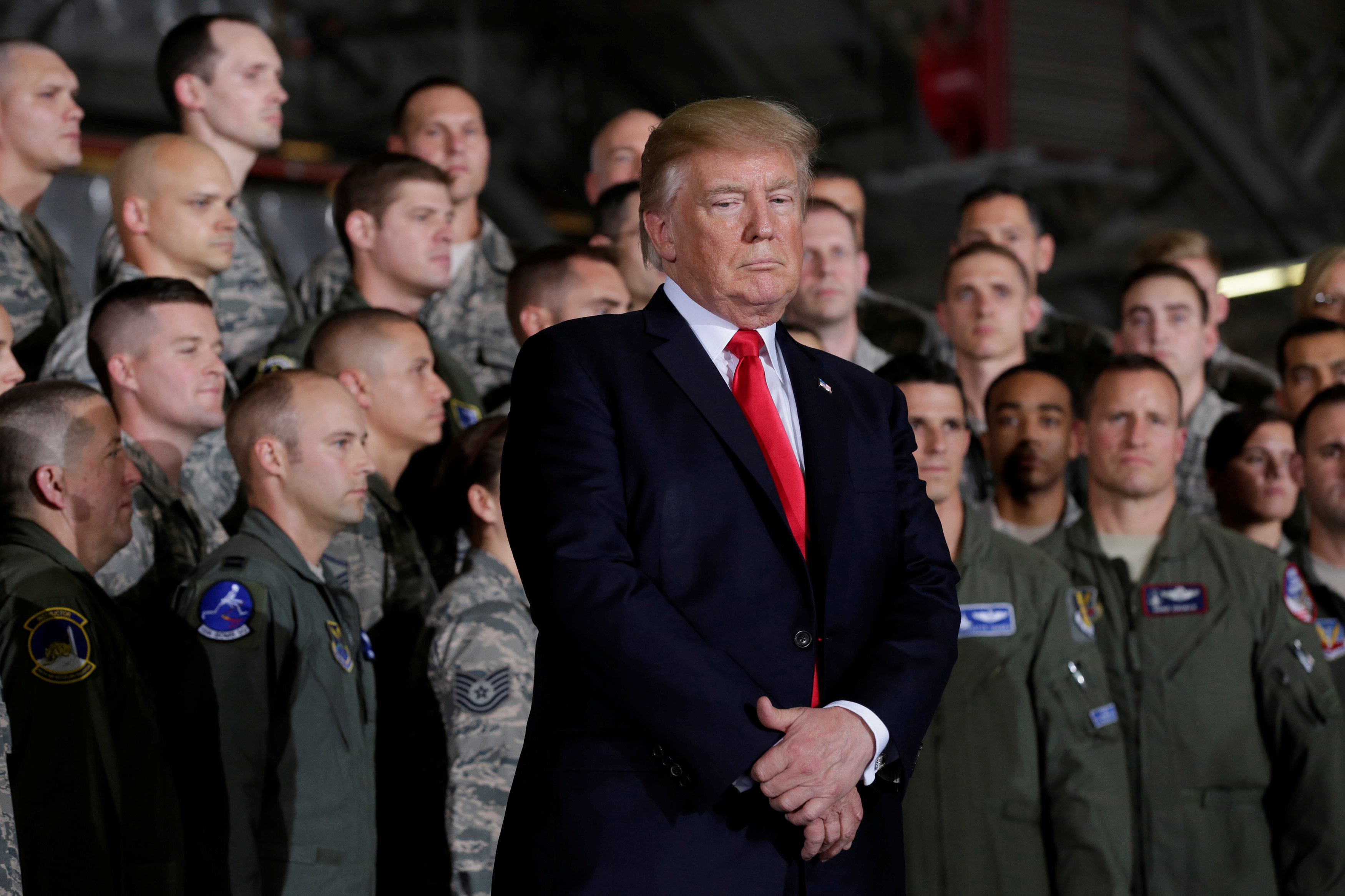 ترامب يلتقط صورة مع القوات الجوية الأمريكية