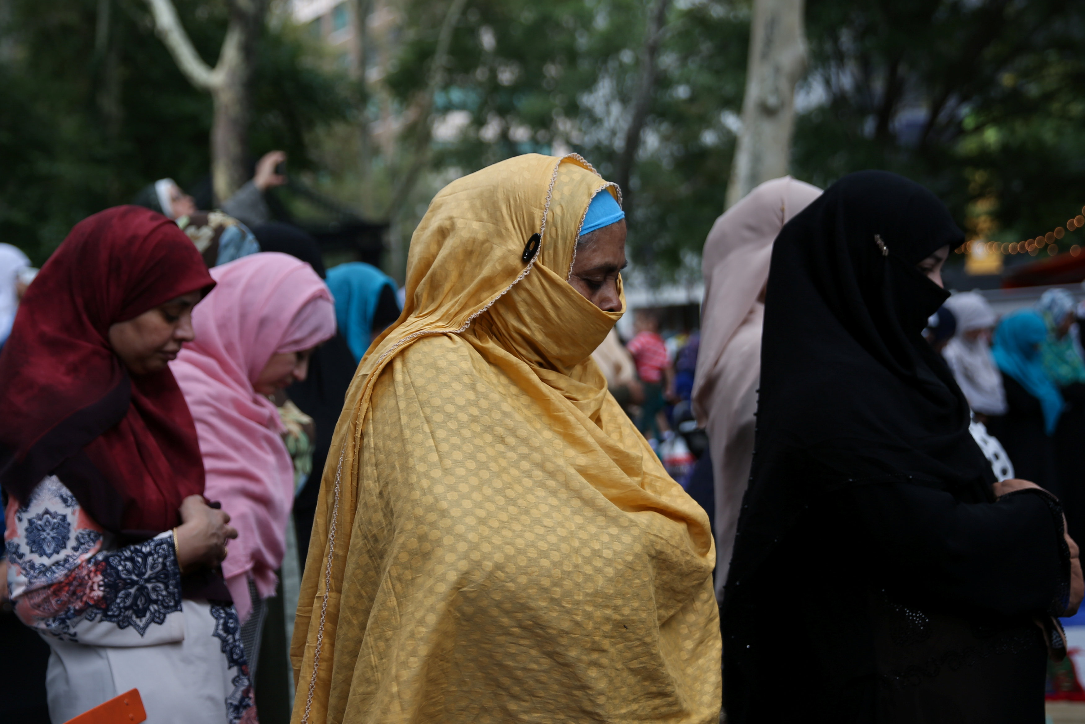 السيدات تؤدين الصلاة قبل انطلاق المظاهرة ضد العنف تجاه الروهينجا