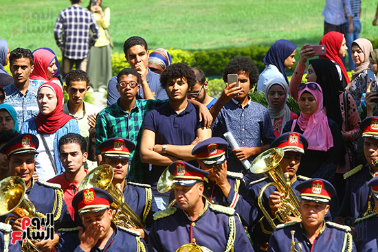 خالد عبد الغفار  يشهد أداء تحية العلم والنشيد الوطنى بجامعة القاهرة (20)
