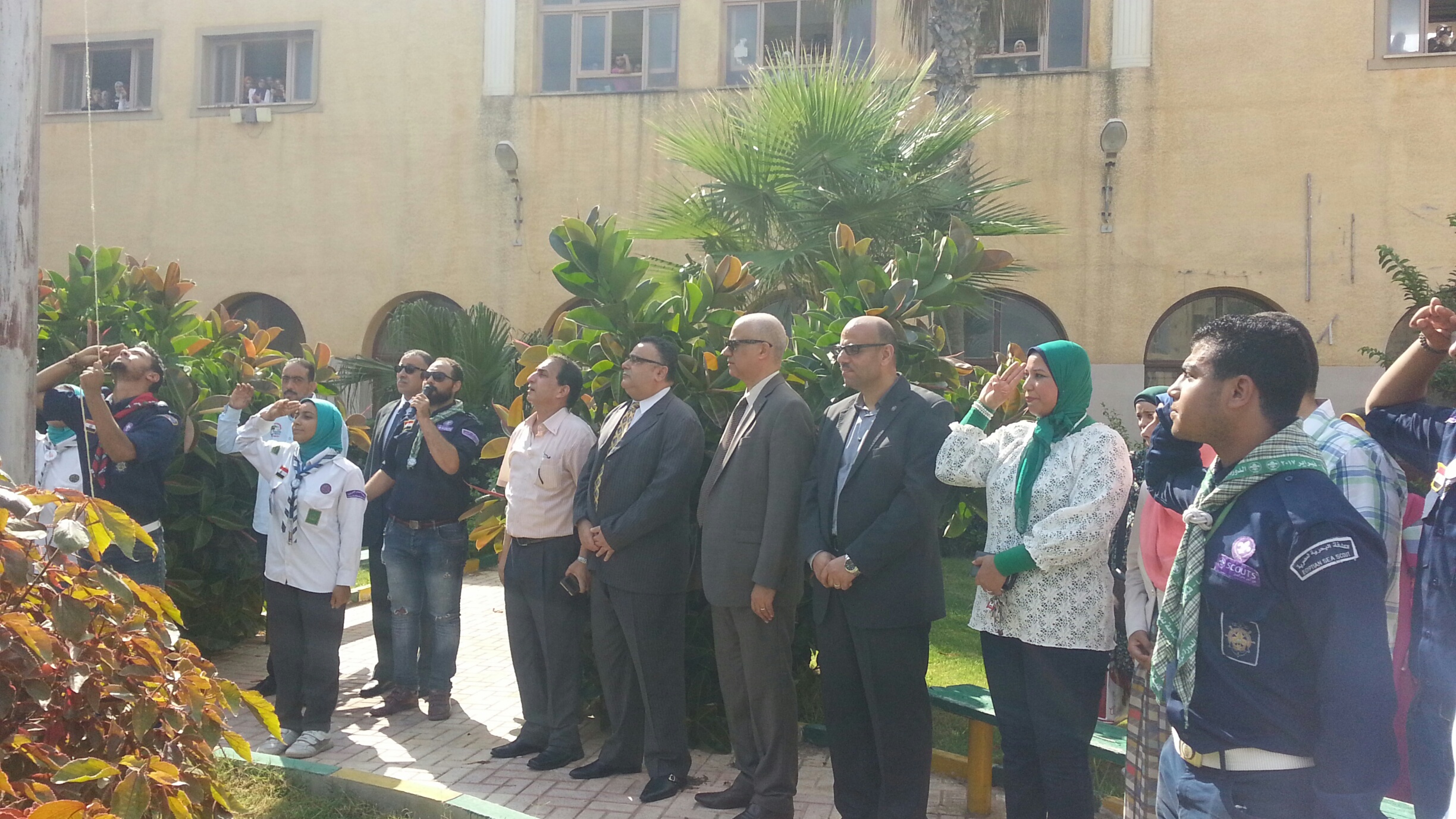 رئيس جامعة الإسكندرية يُحى العلم فى أول يوم دراسة  (1)