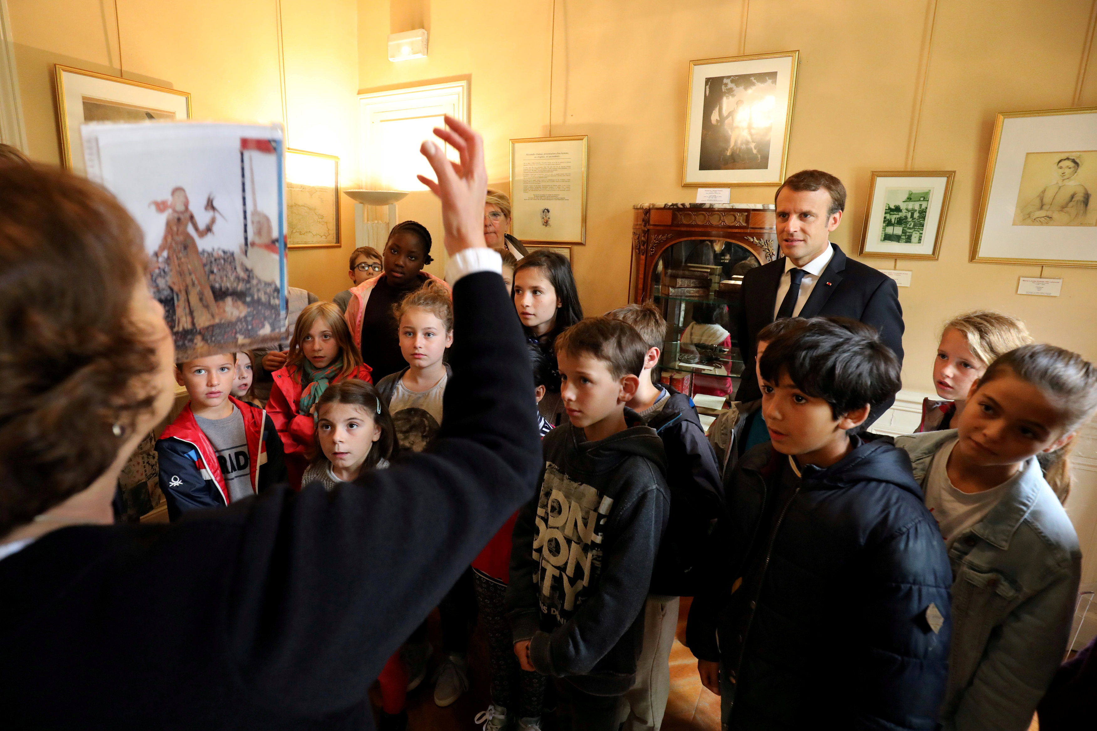 الرئيس الفرنسى يستمع مع الأطفال للشرح