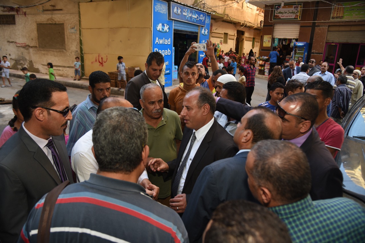 محافظ الإسكندرية و نائب وزير الإسكان يتفقدان أعمال تطوير عزبتى سكينة وحجازى (6)