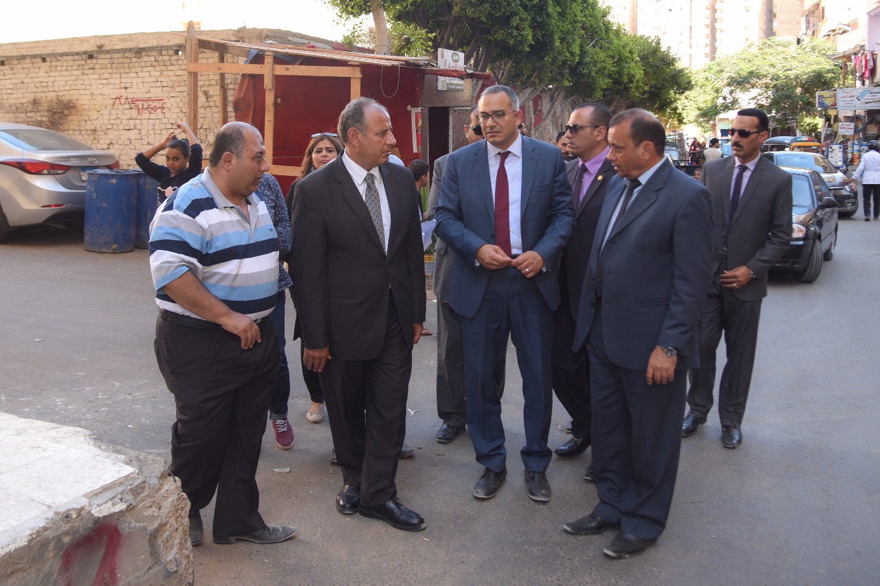 محافظ الإسكندرية و نائب وزير الإسكان يتفقدان أعمال تطوير عزبتى سكينة وحجازى (5)