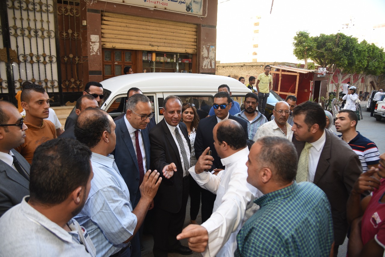 محافظ الإسكندرية و نائب وزير الإسكان يتفقدان أعمال تطوير عزبتى سكينة وحجازى (7)