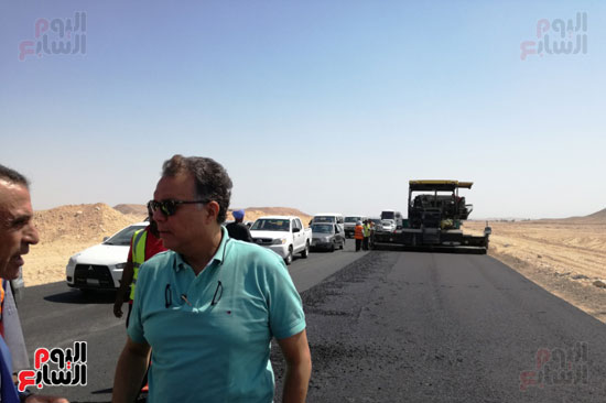 الوزير يتابع أعمال رصف وصلة الطريق الصحراوى الغربي