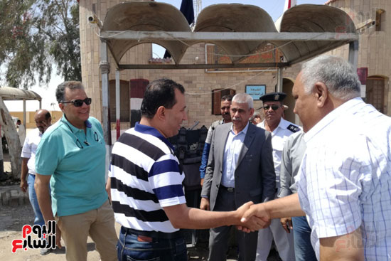 المحافظ والوزير خلال زيارة طريق السباعية الصحراوي