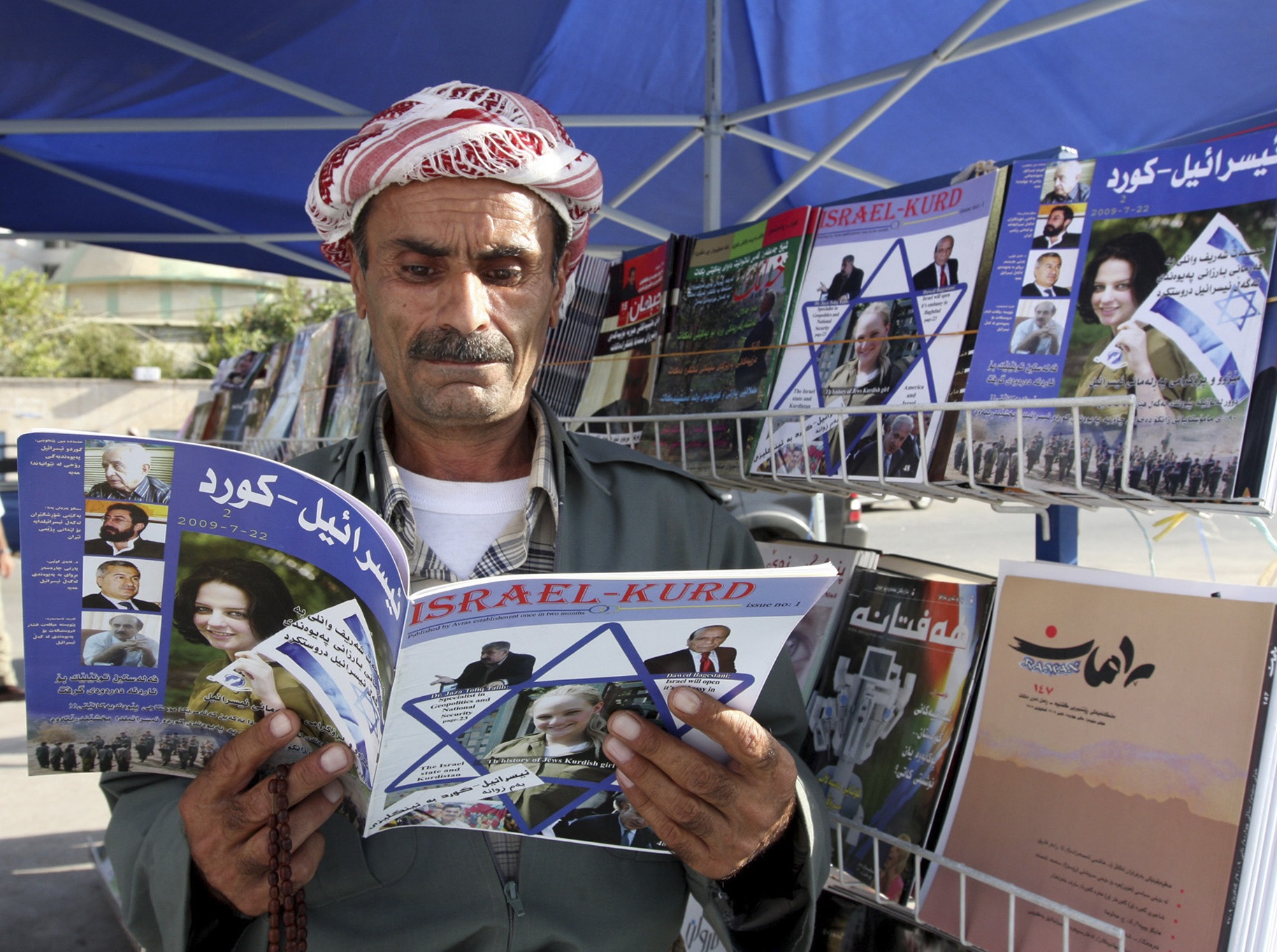 7- عراقى كردى يقرا نسخة من مجلة اسرائيل كرد فى اربيل عام 2009